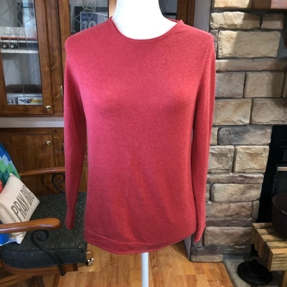 J.JILL SIZE MEDIUM RED LONG SLEEVE LIGHTWEIGHT SWEATER WITH RAW HEM